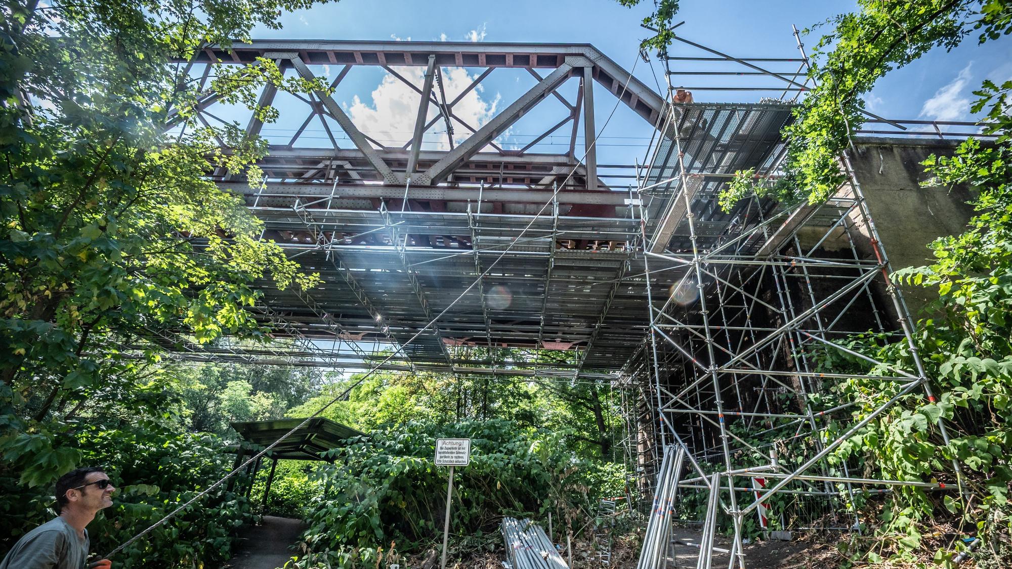 An der Wupperbrücke der Strecke zwischen Opladen und Leichlingen wurde ein schaden entdeckt, weshalb eines der beiden Gleise nicht genutzt wird. Bild: Ralf Krieger