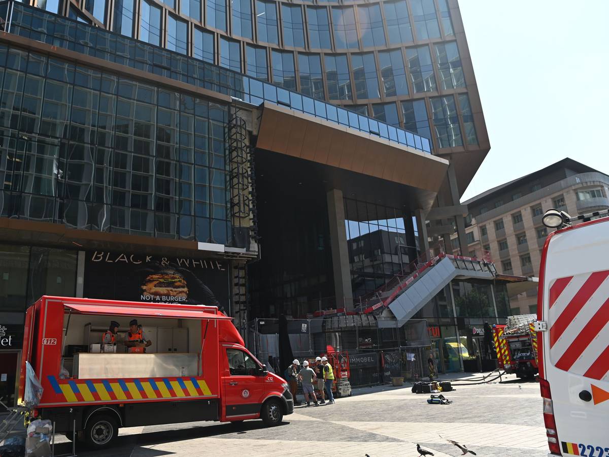 Rettungskräfte stehen vor dem OXY-Gebäude am Place De Brouckere. Bei einem Gebäudebrand sind nach übereinstimmenden Medienberichten mehrere Menschen gestorben.