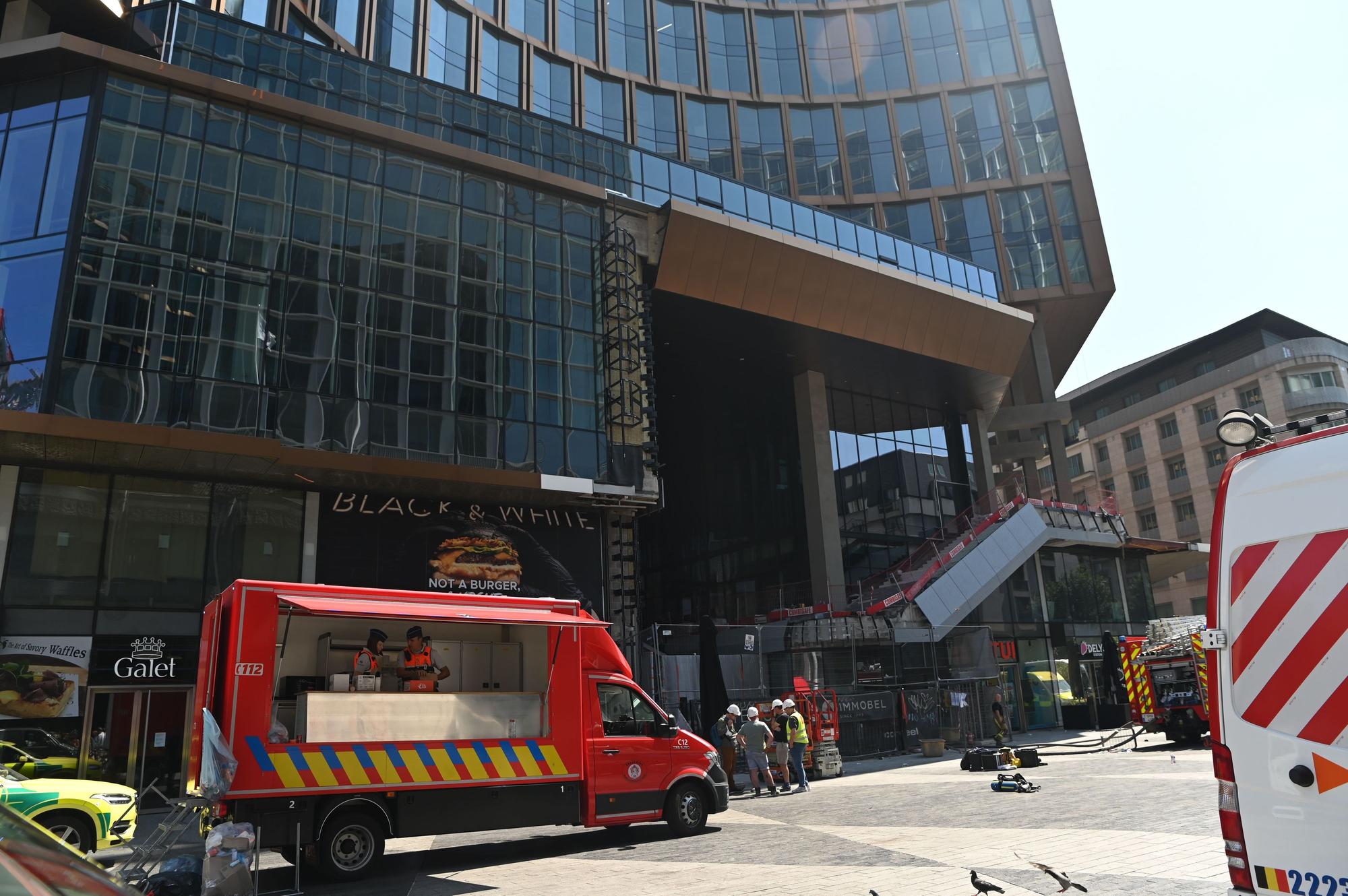 Rettungskräfte stehen vor dem OXY-Gebäude am Place De Brouckere. Bei einem Gebäudebrand sind nach übereinstimmenden Medienberichten mehrere Menschen gestorben.
