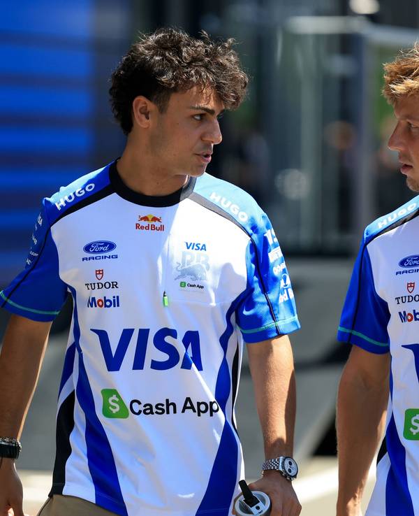 Liam Lawson und Arvid Lindblad unterhalten sich in Spielberg.