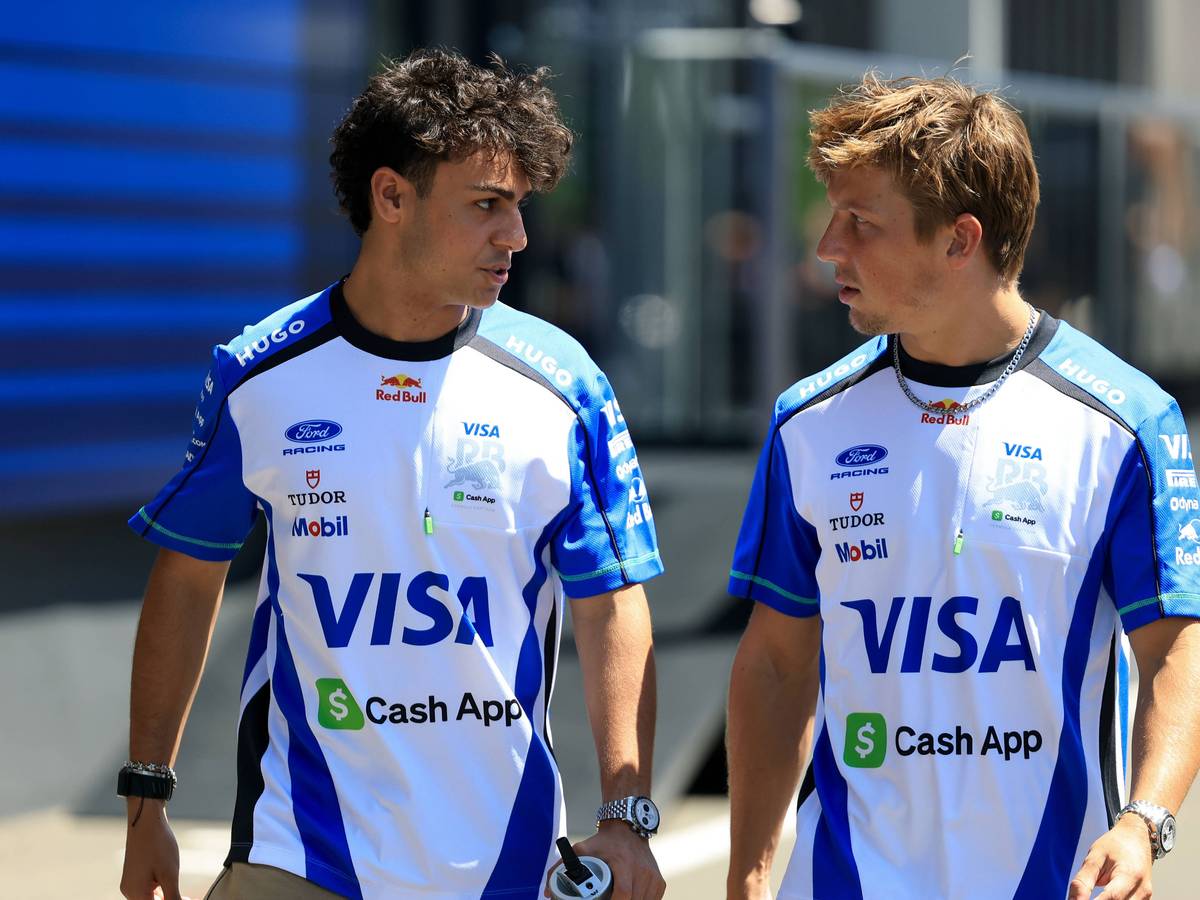 Liam Lawson und Arvid Lindblad unterhalten sich in Spielberg.