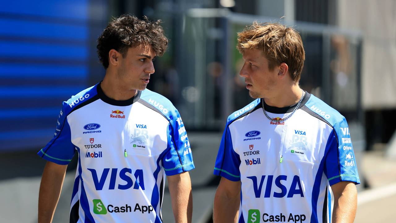Liam Lawson und Arvid Lindblad unterhalten sich in Spielberg.