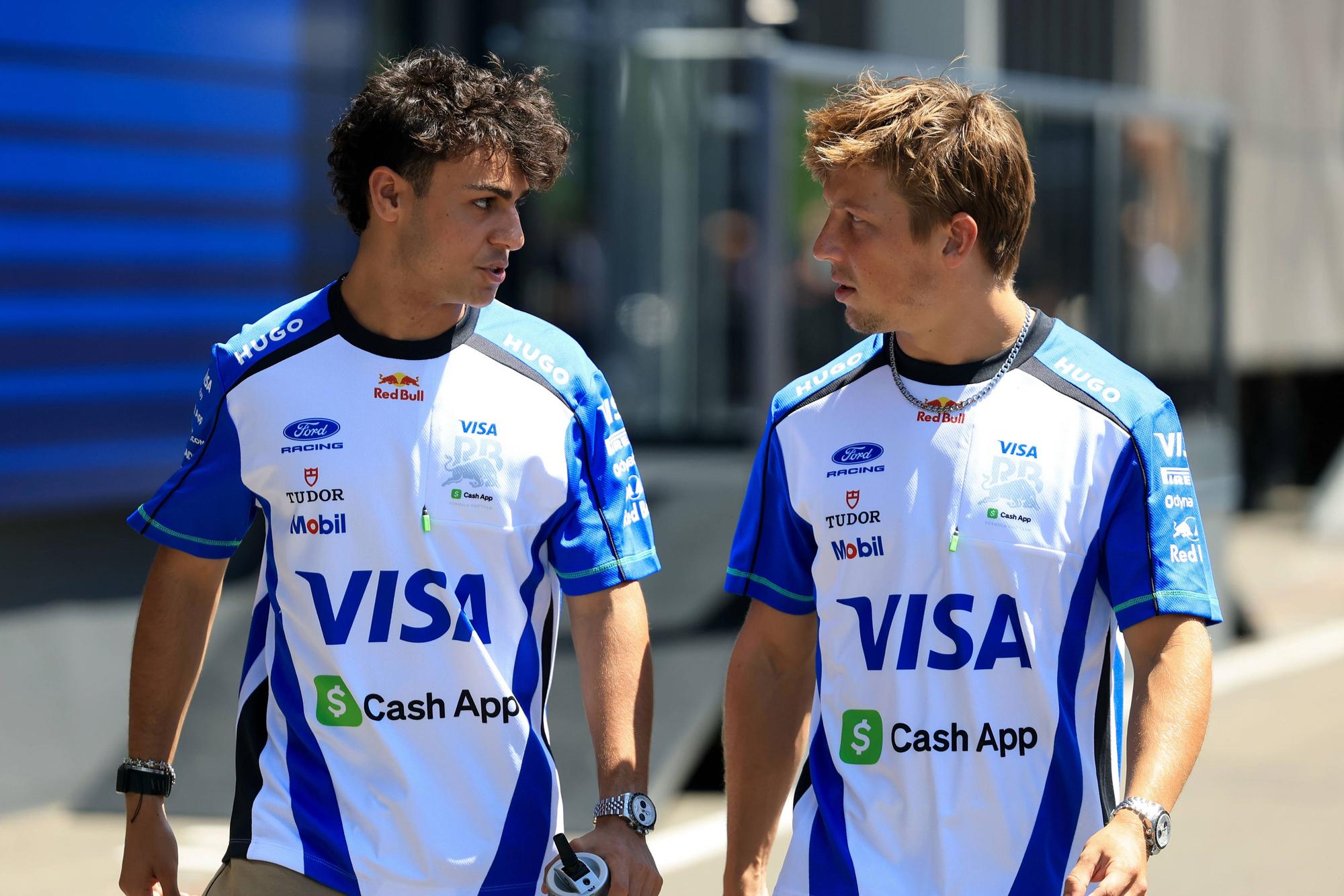 Liam Lawson und Arvid Lindblad unterhalten sich in Spielberg.