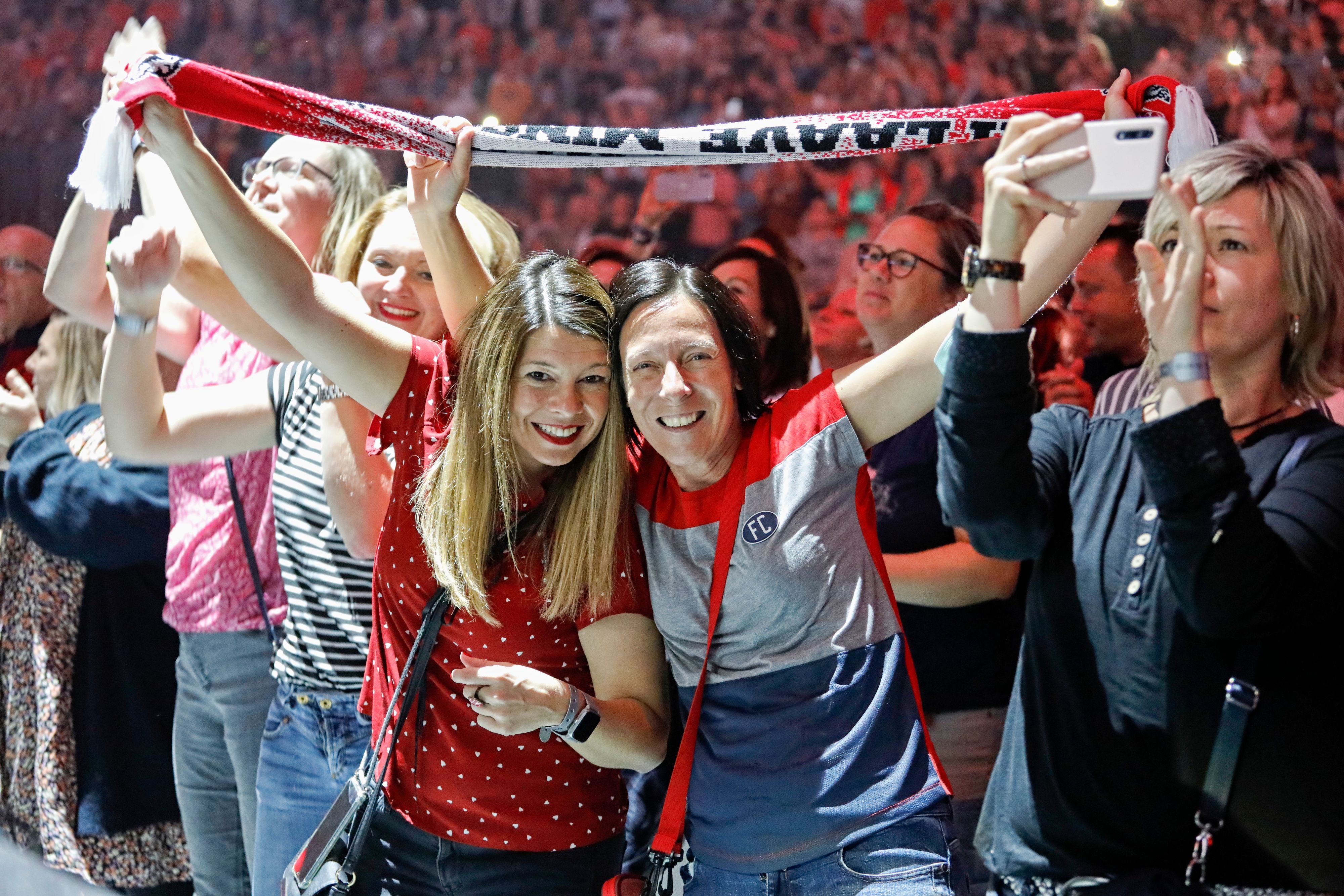 Fans feiern bei „Kölle singt“ 2021.