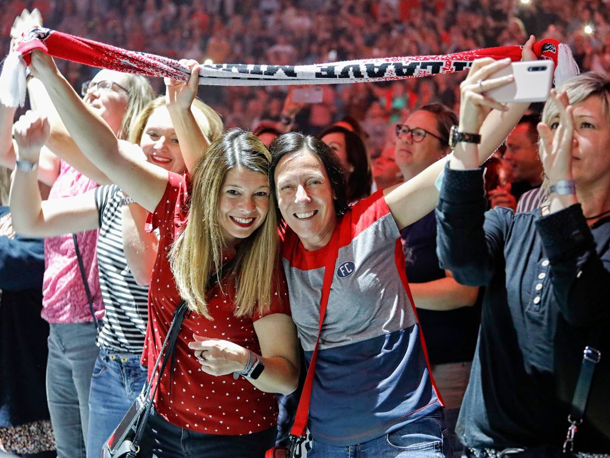 Fans feiern bei „Kölle singt“ 2021.