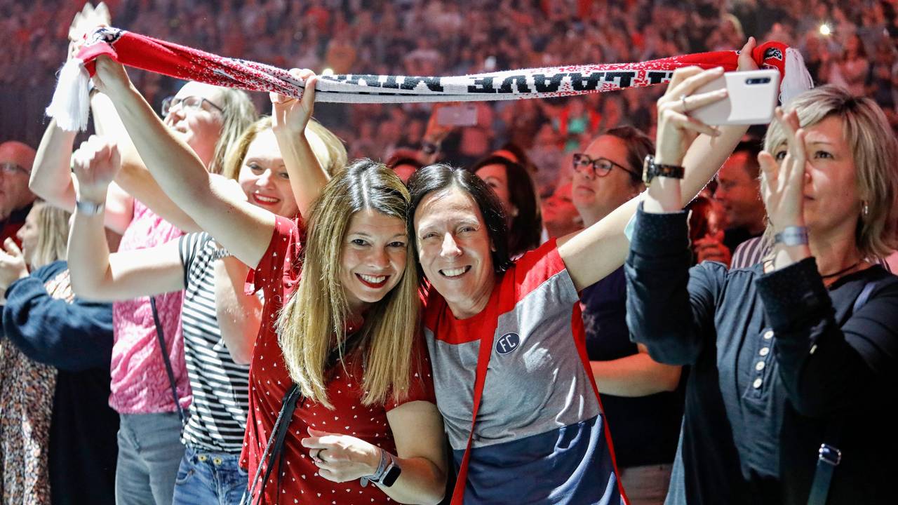 Fans feiern bei „Kölle singt“ 2021.