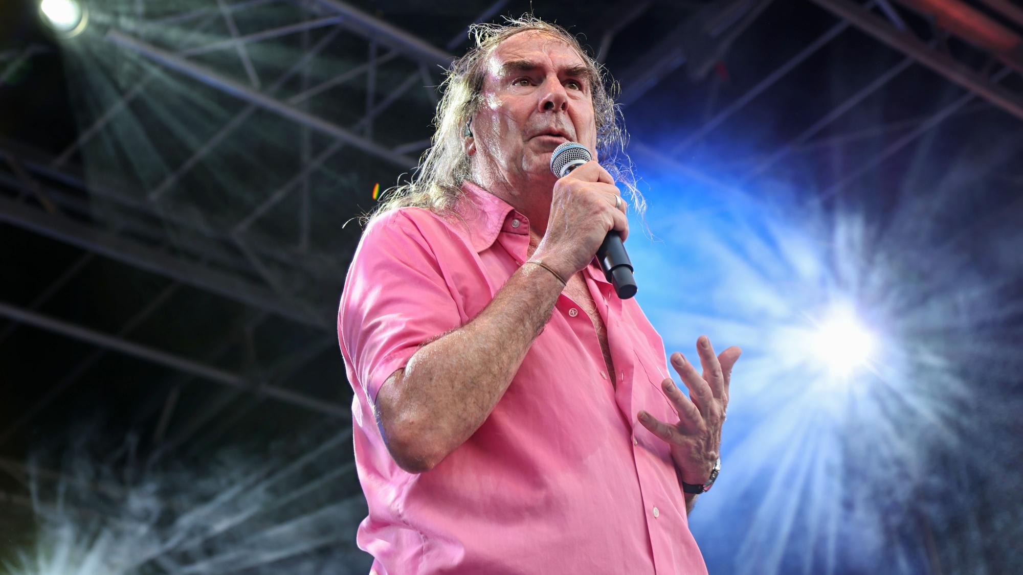 Guildo Horn beim Auftritt auf der Bühne.