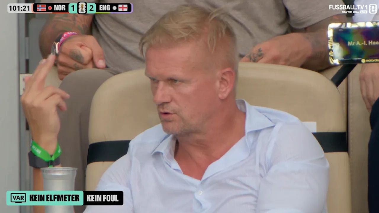 Alf-Inge Haaland gestikuliert auf der Tribüne beim WM-Spiel.