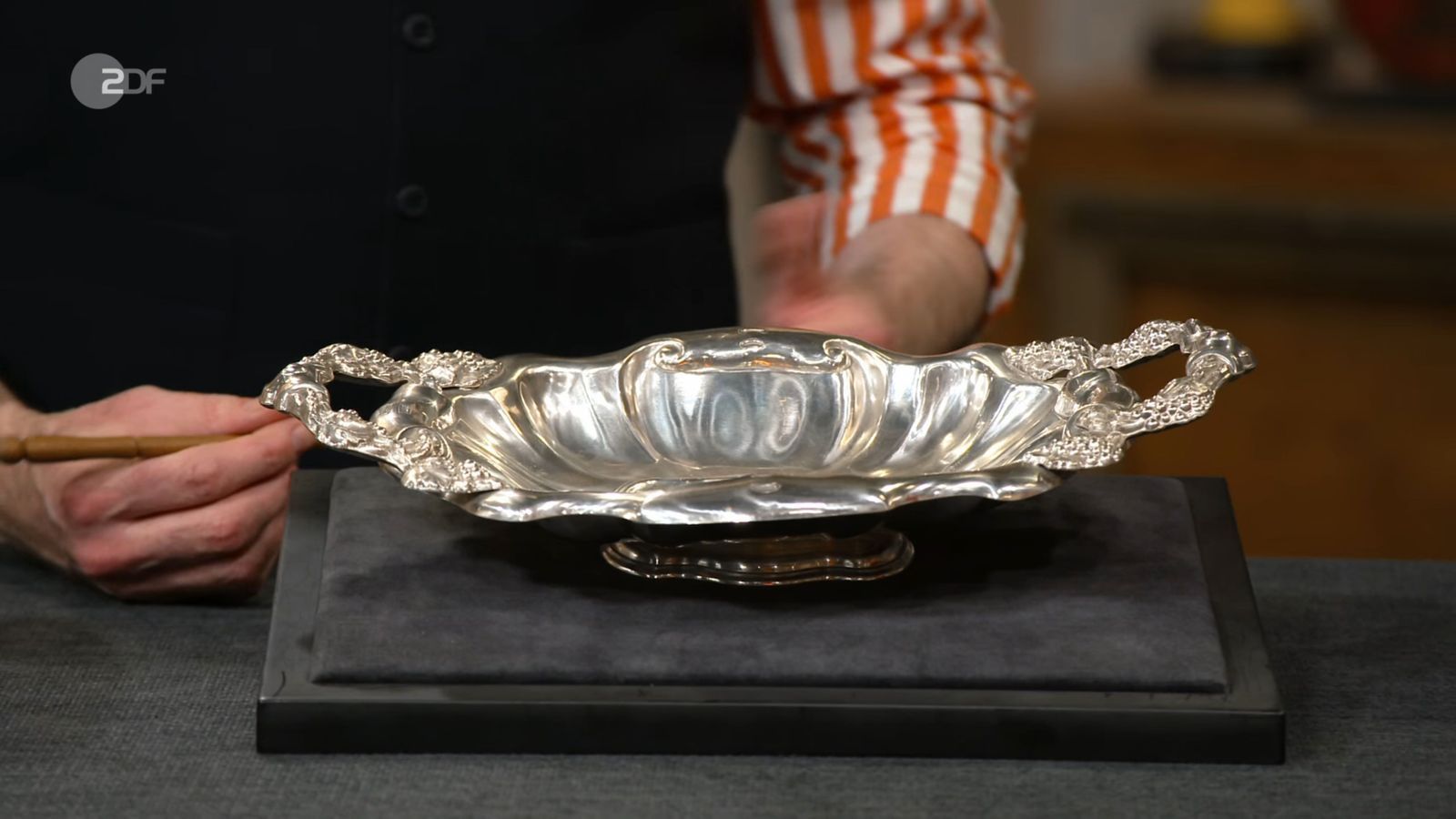 Colmar Schulte-Goltz schätze die Servierschale auf bis zu 750 Euro.  (Bild: ZDF)