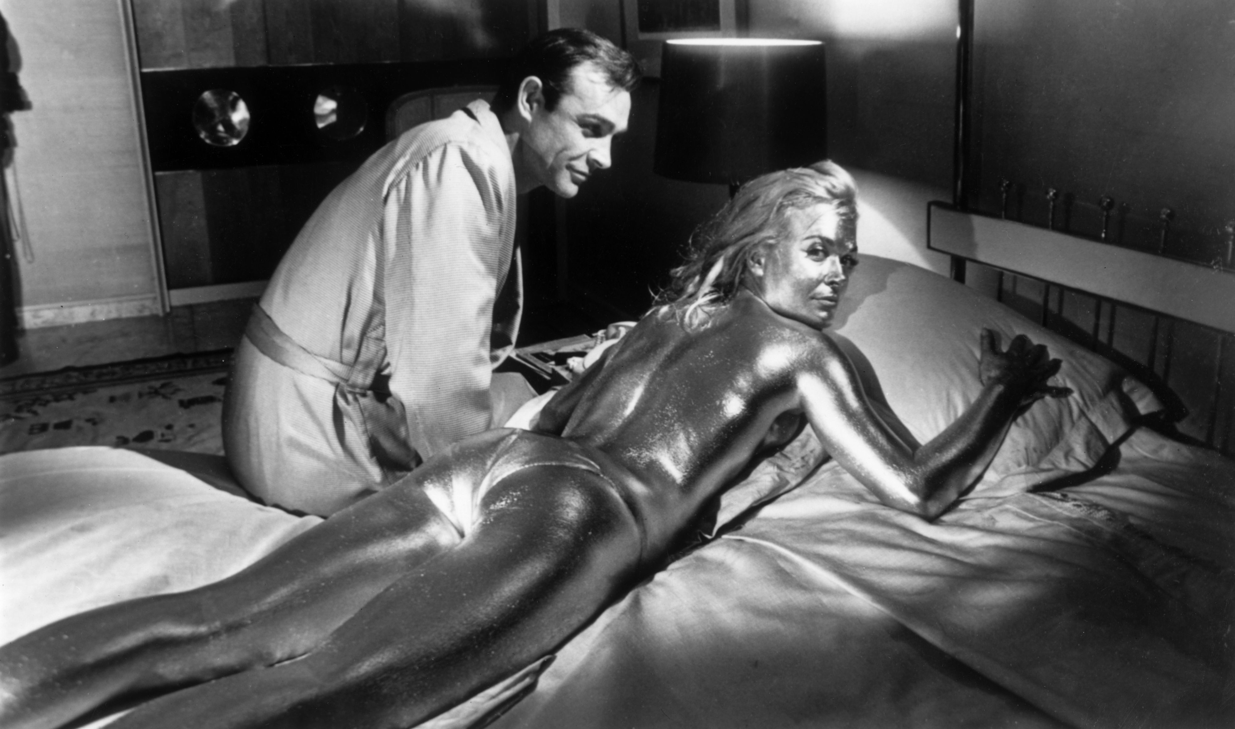 Sean Connery neben dem legendären Bond-Girl Shirley Eaton als James Bond in „Goldfinger“ von 1964.