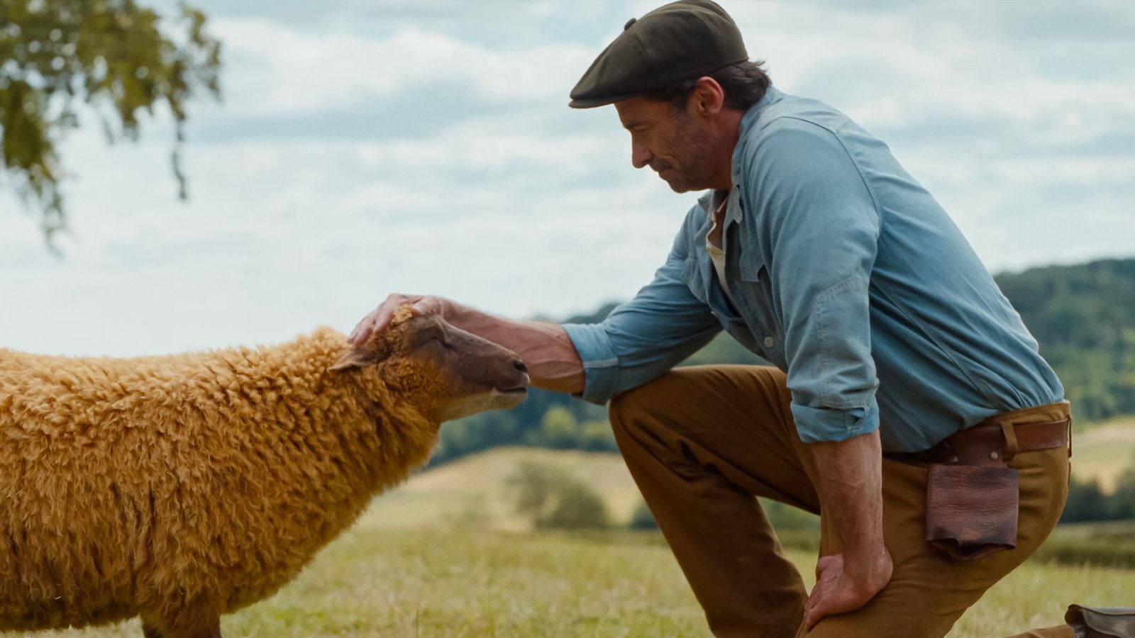 Schäfer George (Hugh Jackman) liebt seine Schafe sehr - und sie lieben ihn.  (Bild: 2026 Amazon Content Services LLC. All Rights Reserved)
