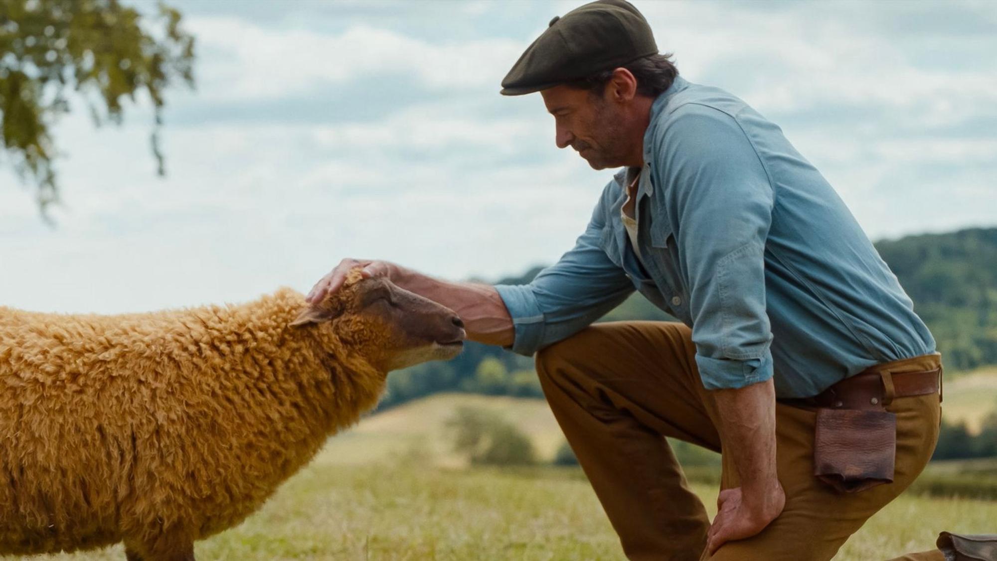 Schäfer George (Hugh Jackman) liebt seine Schafe sehr - und sie lieben ihn. (Bild: 2026 Amazon Content Services LLC. All Rights Reserved)