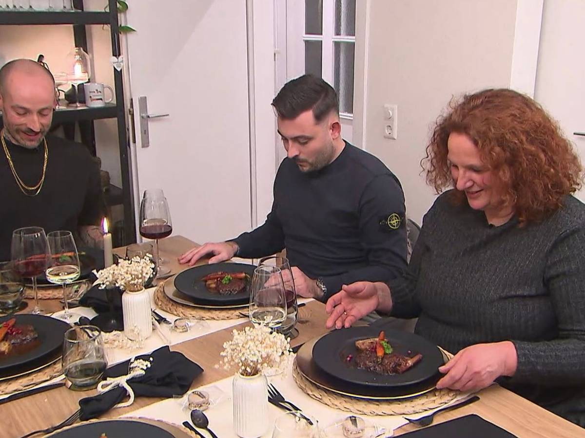 Hauptgang-Vorfreude bei Sarah und Nick (links), nur Joshua wirkt skeptisch. (Bild: RTL)