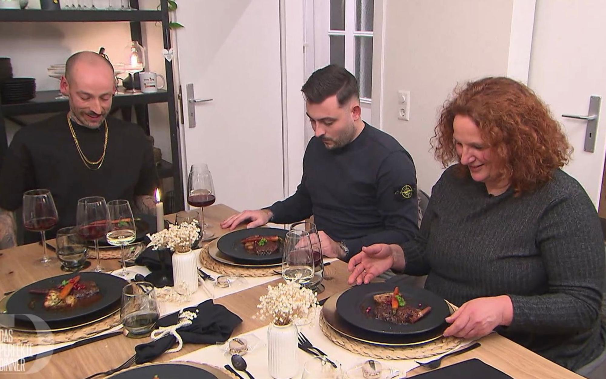 Hauptgang-Vorfreude bei Sarah und Nick (links), nur Joshua wirkt skeptisch. (Bild: RTL)
