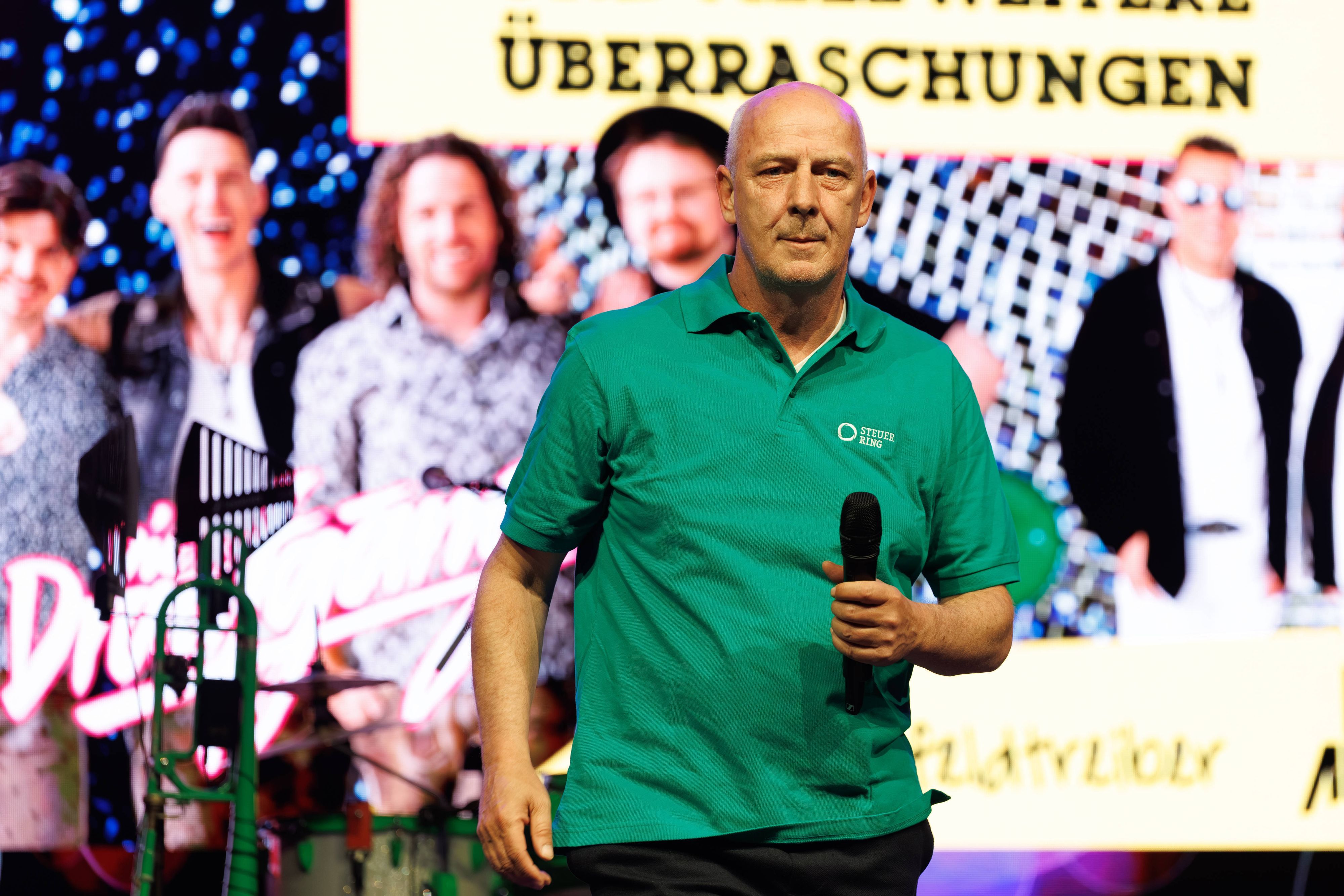 Mario Basler bei einem Festival auf der Bühne.