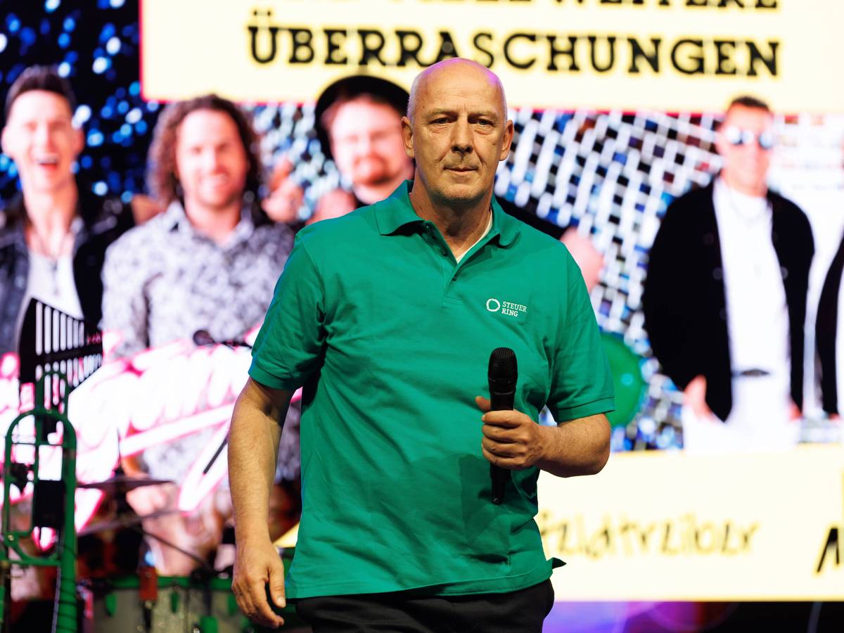 Mario Basler bei einem Festival auf der Bühne.