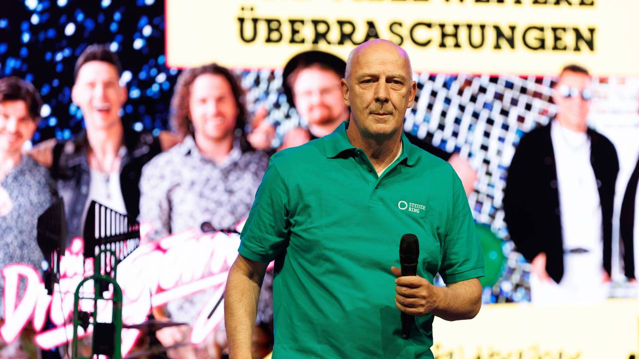 Mario Basler bei einem Festival auf der Bühne.