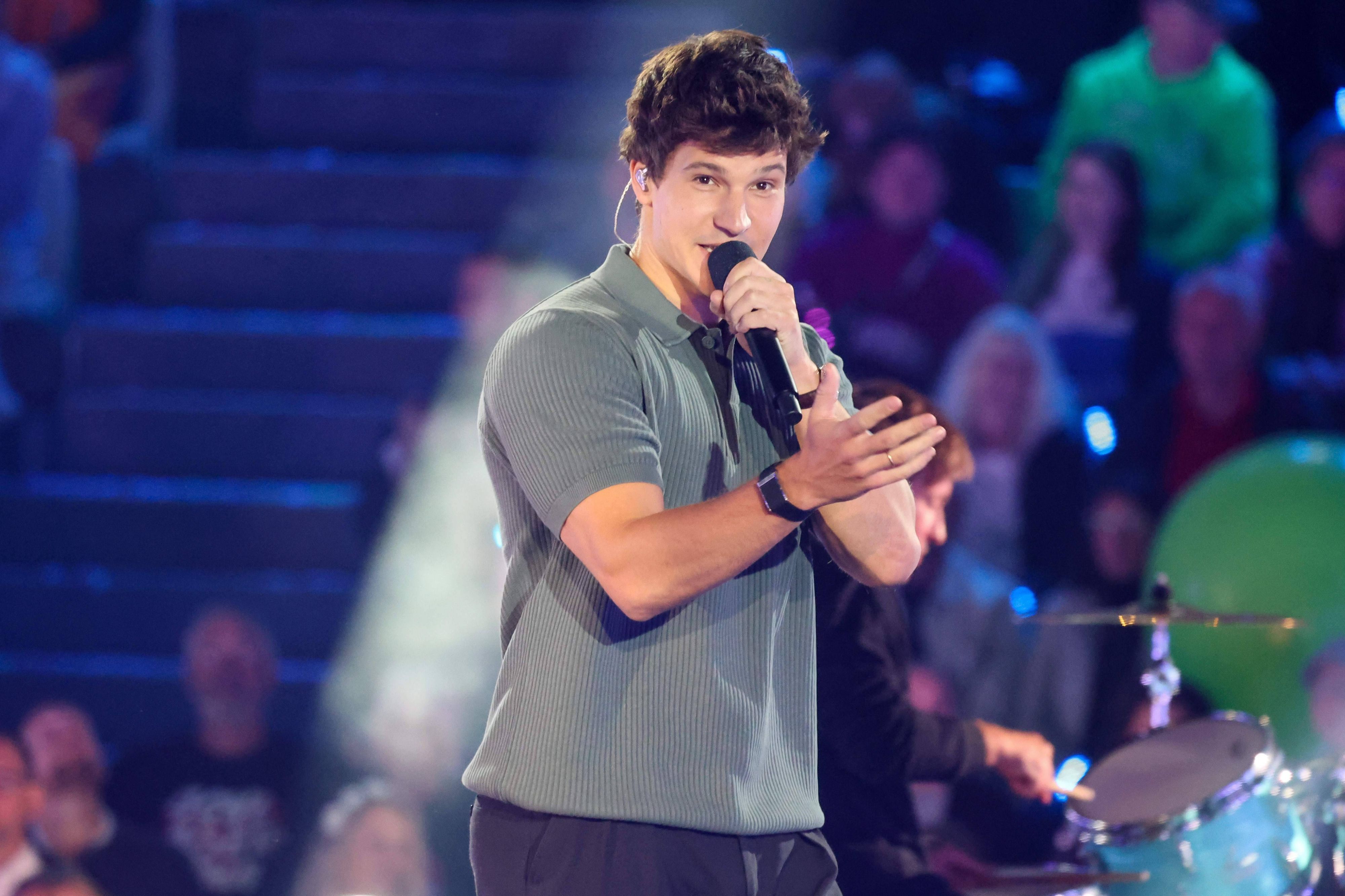 Wincent Weiss bei einem Auftritt auf der Bühne.