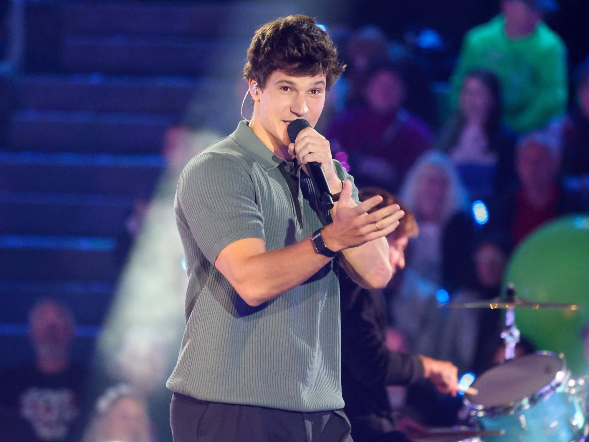 Wincent Weiss bei einem Auftritt auf der Bühne.