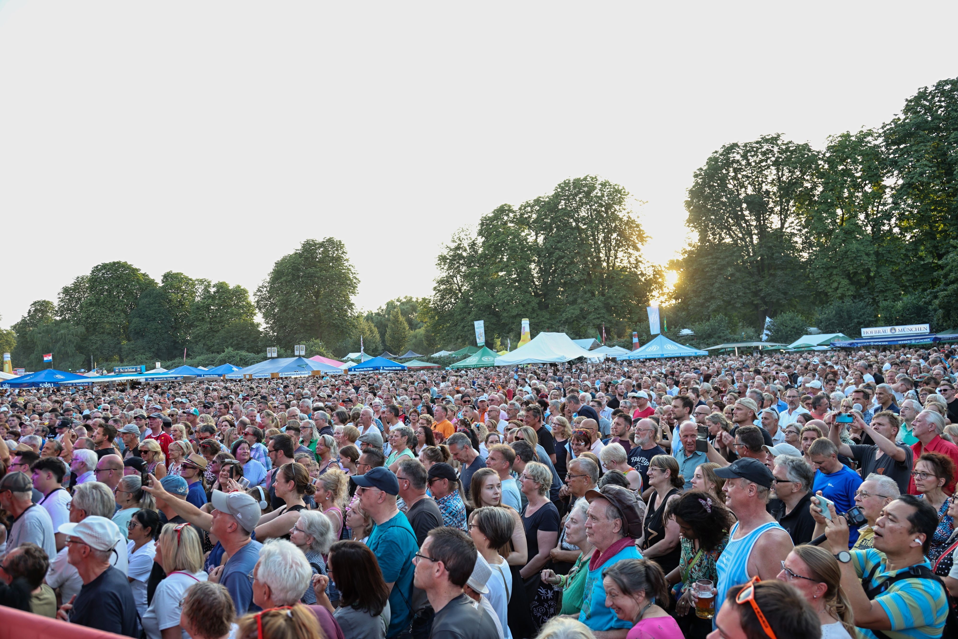 Fans hören sich das Konzert von Guildo Horn an.