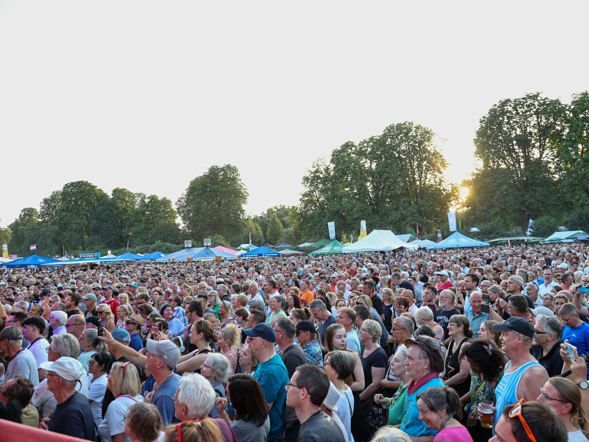 Fans hören sich das Konzert von Guildo Horn an.