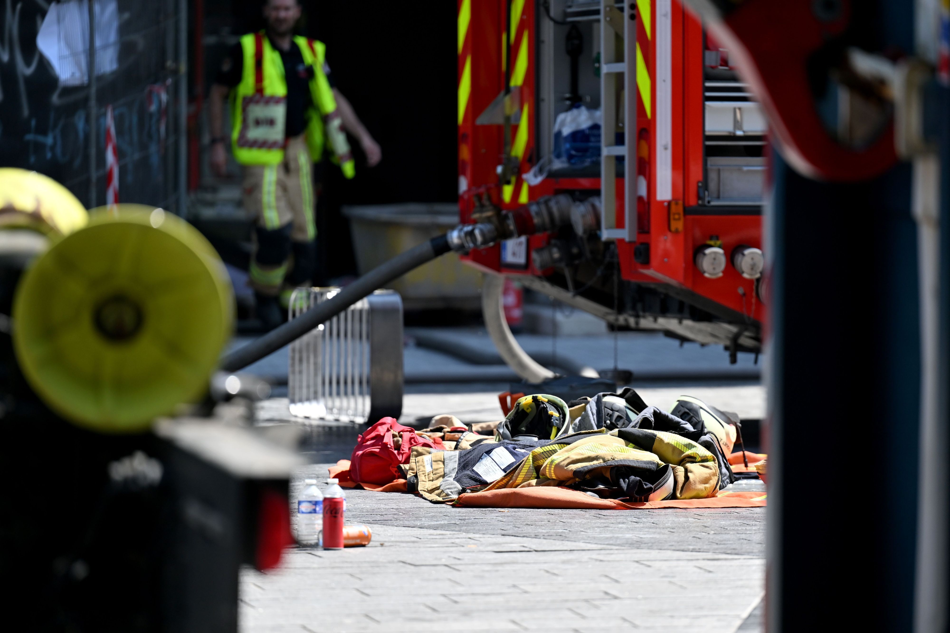 Material der Feuerwehr liegt vor dem OXY-Gebäude am Place De Brouckere.