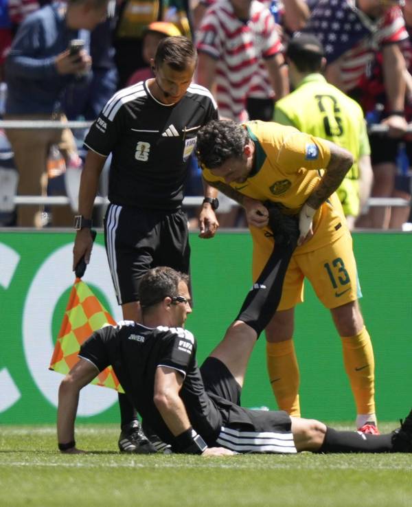 Felix Zwayer wird bei der Wm auf dem Platz behandelt.