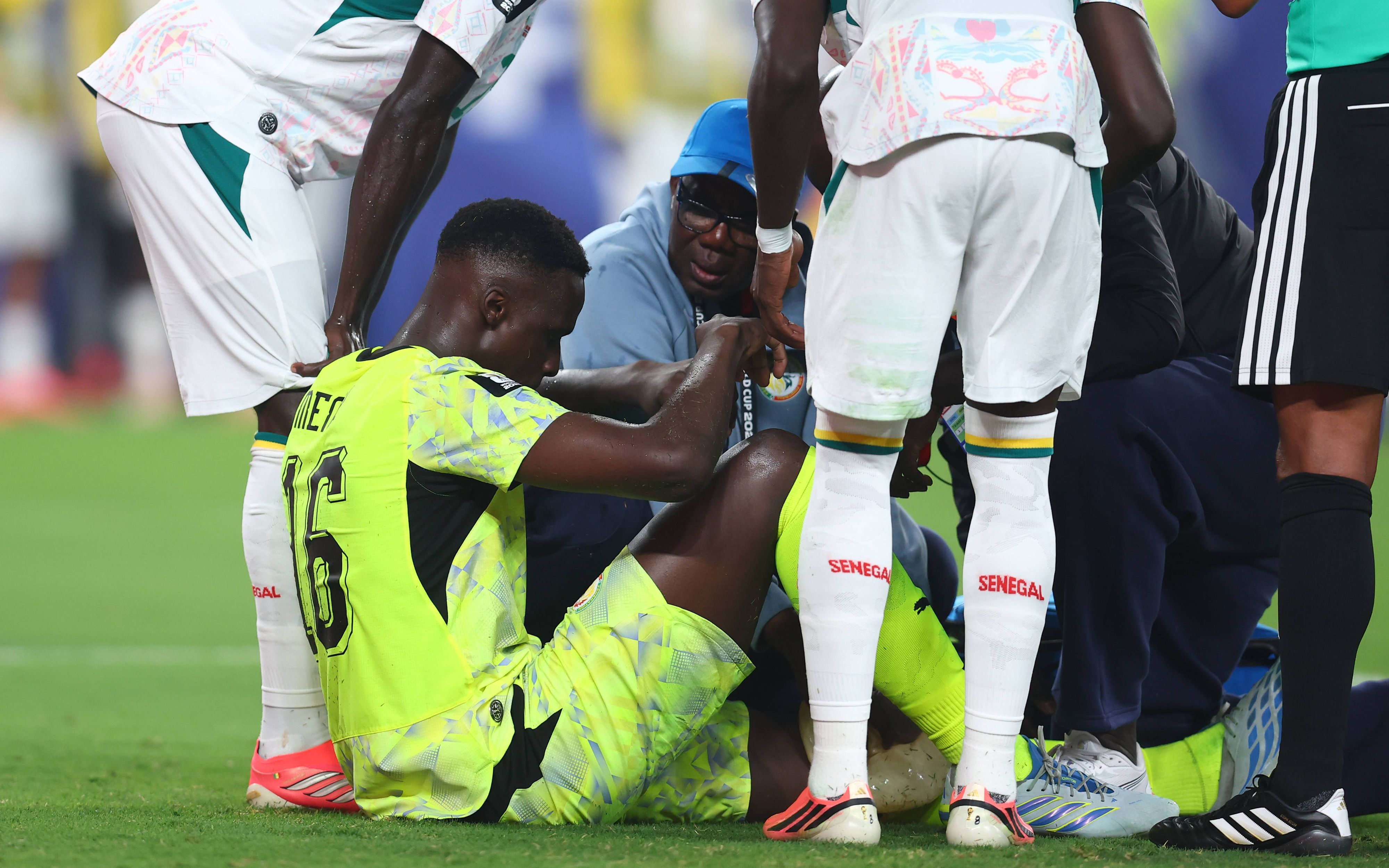 Senegal-Torwart Edouard Mendy wird bei der WM 2026 behandelt.