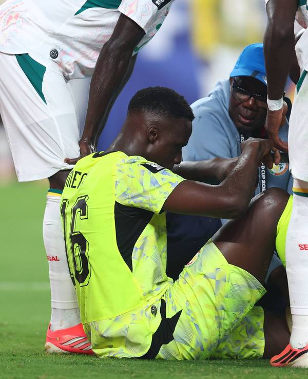 Senegal-Torwart Edouard Mendy wird bei der WM 2026 behandelt.