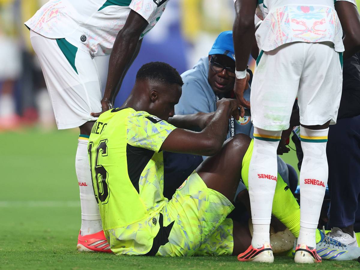 Senegal-Torwart Edouard Mendy wird bei der WM 2026 behandelt.