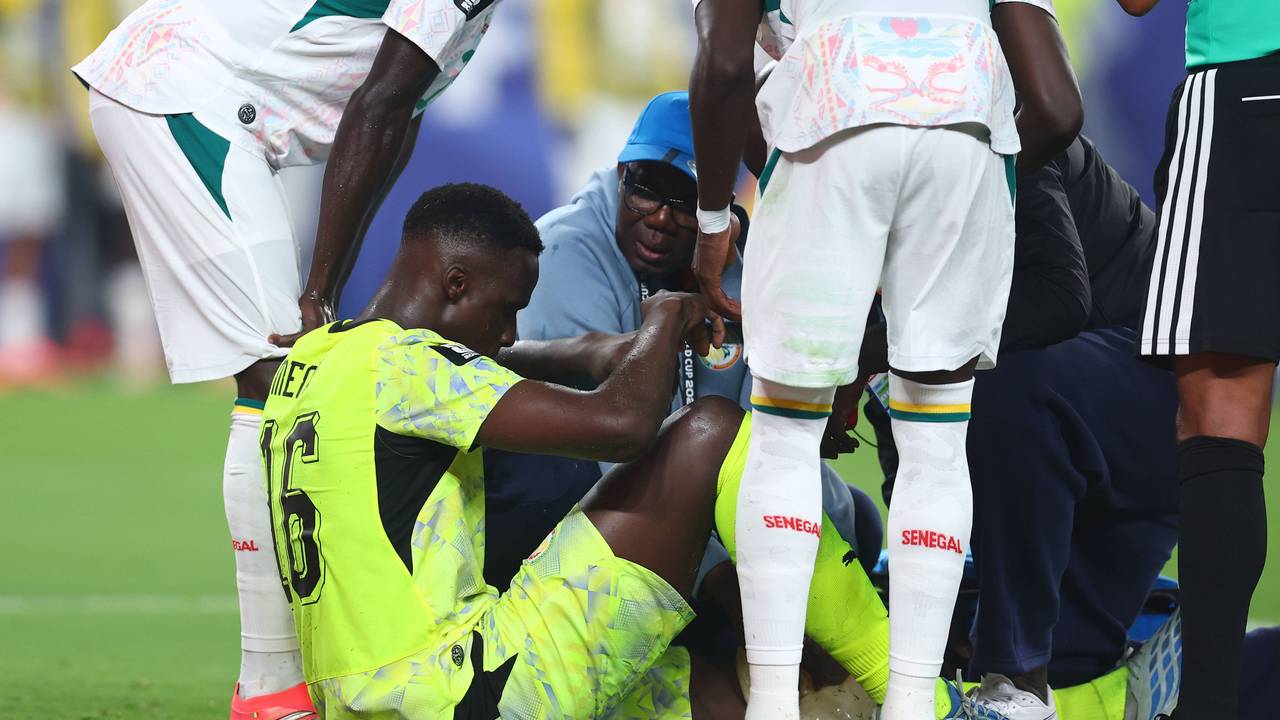 Senegal-Torwart Edouard Mendy wird bei der WM 2026 behandelt.