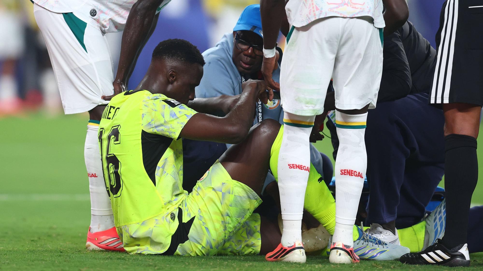 Senegal-Torwart Edouard Mendy wird bei der WM 2026 behandelt.