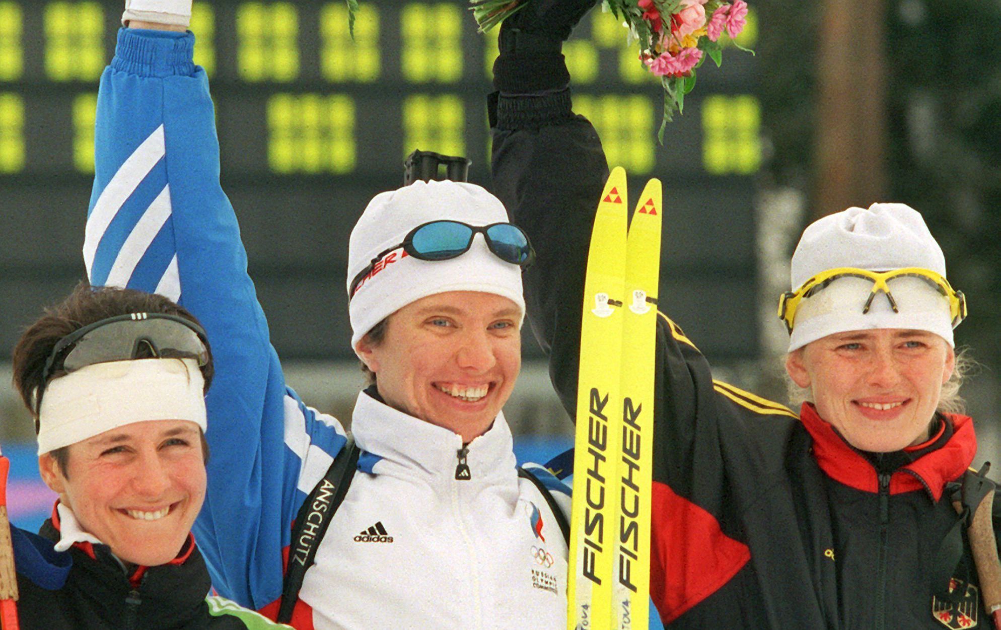 Bei der Siegerehrung für die schnellsten Biathletinnen im 7,5-km-Sprint freuen sich die deutsche Silbermedaillengewinnerin Uschi Disl (l), die russische Goldmedaillengewinnerin Galina Kuklewa (M) und die deutsche Bronzemedaillengewinnerin Katrin Apel am 15.2.1998 über ihren olympischen Erfolg bei den Winterspielen von Nagano.