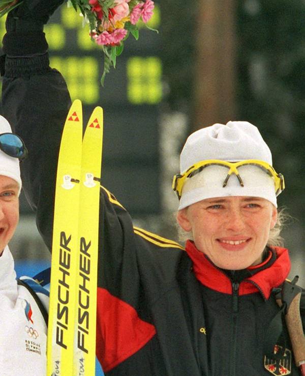Bei der Siegerehrung für die schnellsten Biathletinnen im 7,5-km-Sprint freuen sich die deutsche Silbermedaillengewinnerin Uschi Disl (l), die russische Goldmedaillengewinnerin Galina Kuklewa (M) und die deutsche Bronzemedaillengewinnerin Katrin Apel am 15.2.1998 über ihren olympischen Erfolg bei den Winterspielen von Nagano.