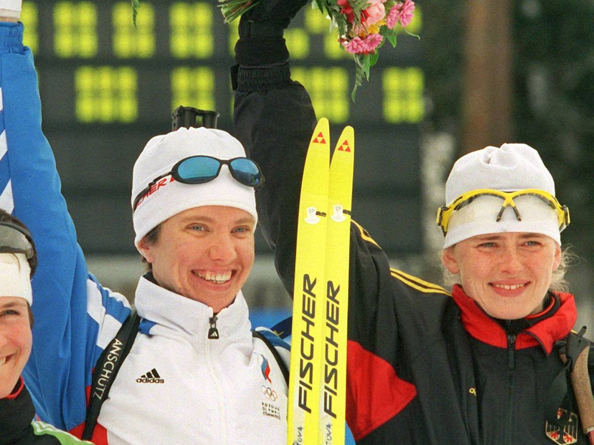 Bei der Siegerehrung für die schnellsten Biathletinnen im 7,5-km-Sprint freuen sich die deutsche Silbermedaillengewinnerin Uschi Disl (l), die russische Goldmedaillengewinnerin Galina Kuklewa (M) und die deutsche Bronzemedaillengewinnerin Katrin Apel am 15.2.1998 über ihren olympischen Erfolg bei den Winterspielen von Nagano.