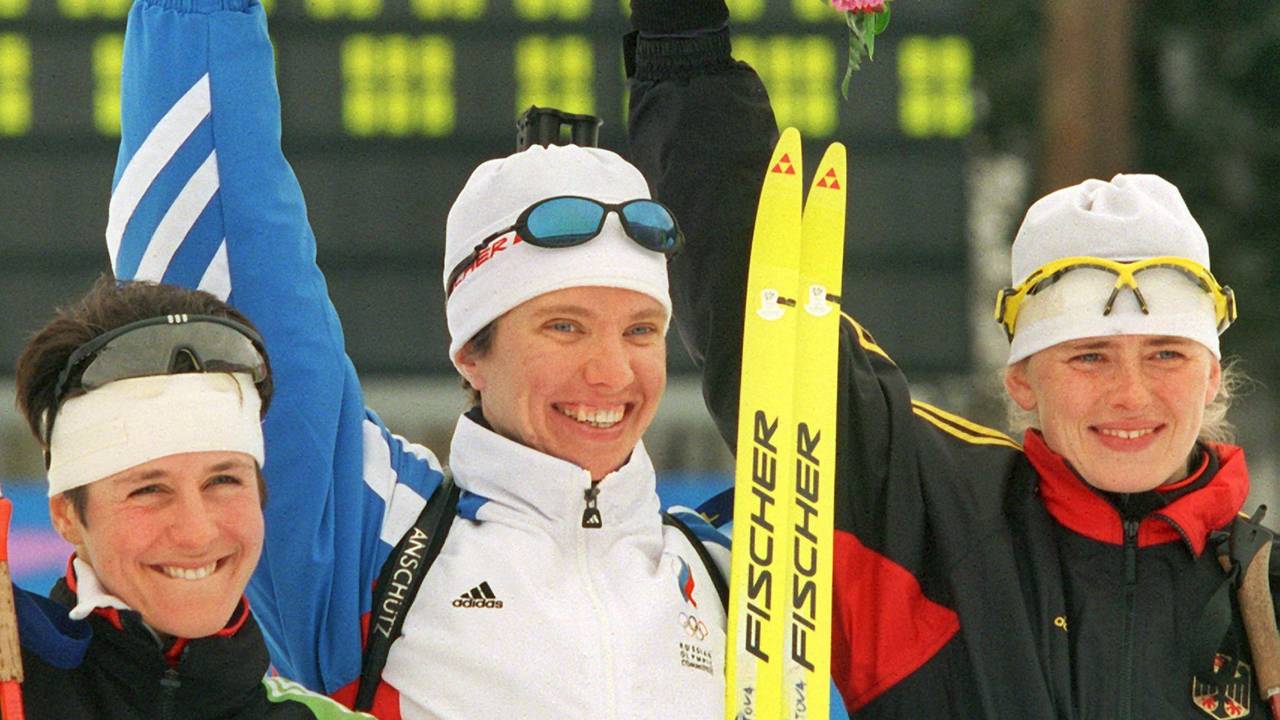 Bei der Siegerehrung für die schnellsten Biathletinnen im 7,5-km-Sprint freuen sich die deutsche Silbermedaillengewinnerin Uschi Disl (l), die russische Goldmedaillengewinnerin Galina Kuklewa (M) und die deutsche Bronzemedaillengewinnerin Katrin Apel am 15.2.1998 über ihren olympischen Erfolg bei den Winterspielen von Nagano.