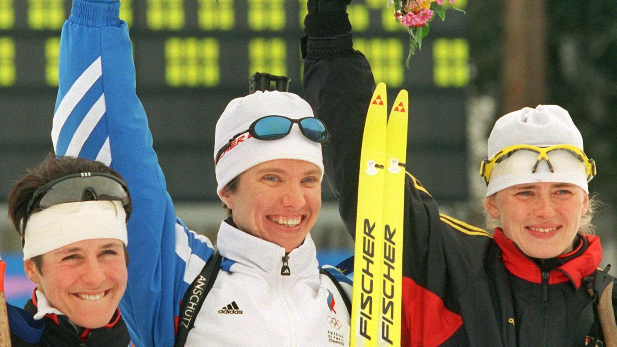 Bei der Siegerehrung für die schnellsten Biathletinnen im 7,5-km-Sprint freuen sich die deutsche Silbermedaillengewinnerin Uschi Disl (l), die russische Goldmedaillengewinnerin Galina Kuklewa (M) und die deutsche Bronzemedaillengewinnerin Katrin Apel am 15.2.1998 über ihren olympischen Erfolg bei den Winterspielen von Nagano.