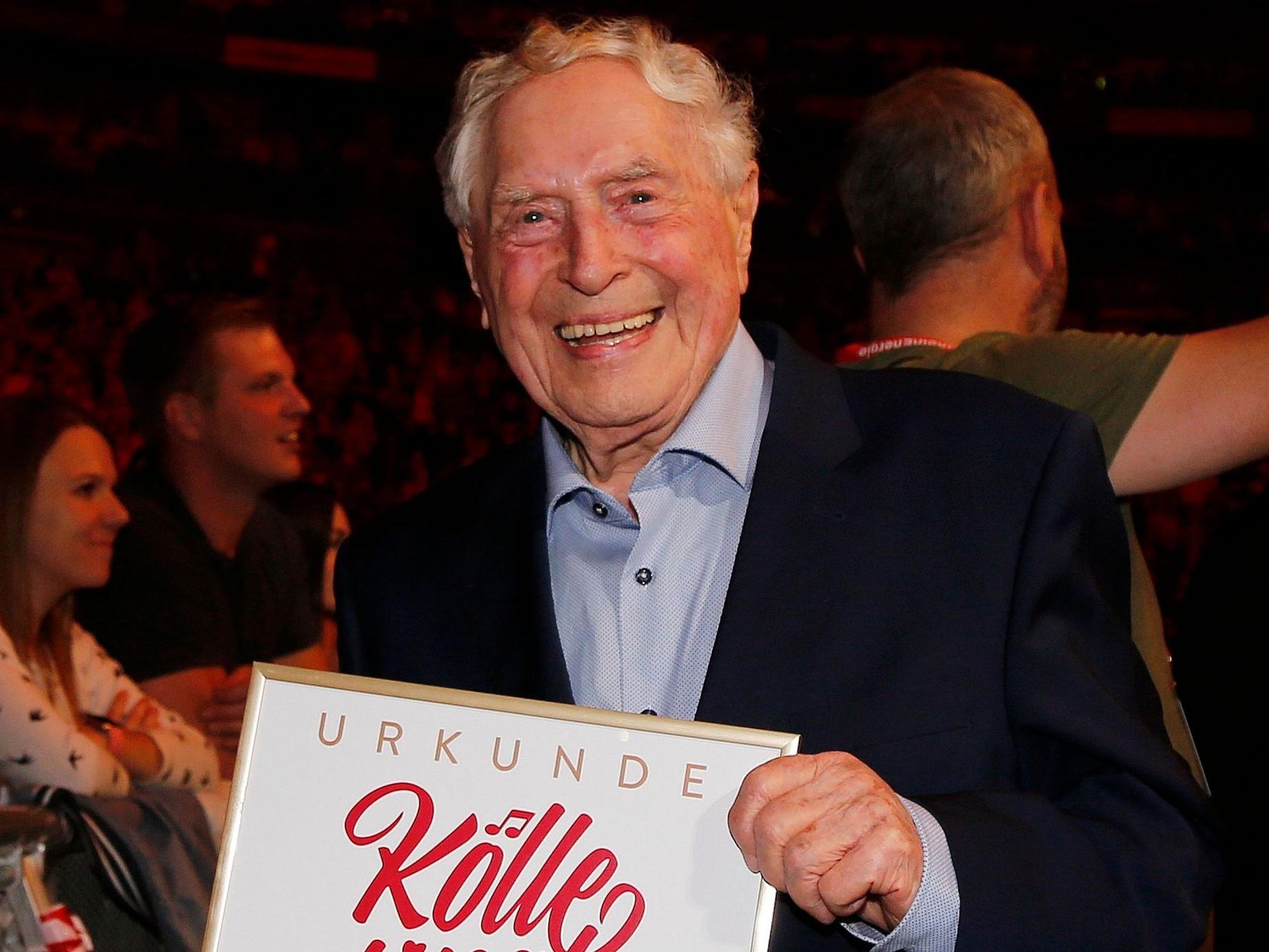 Ludwig Sebus mit der Urkunde für sein Lebenswerk.