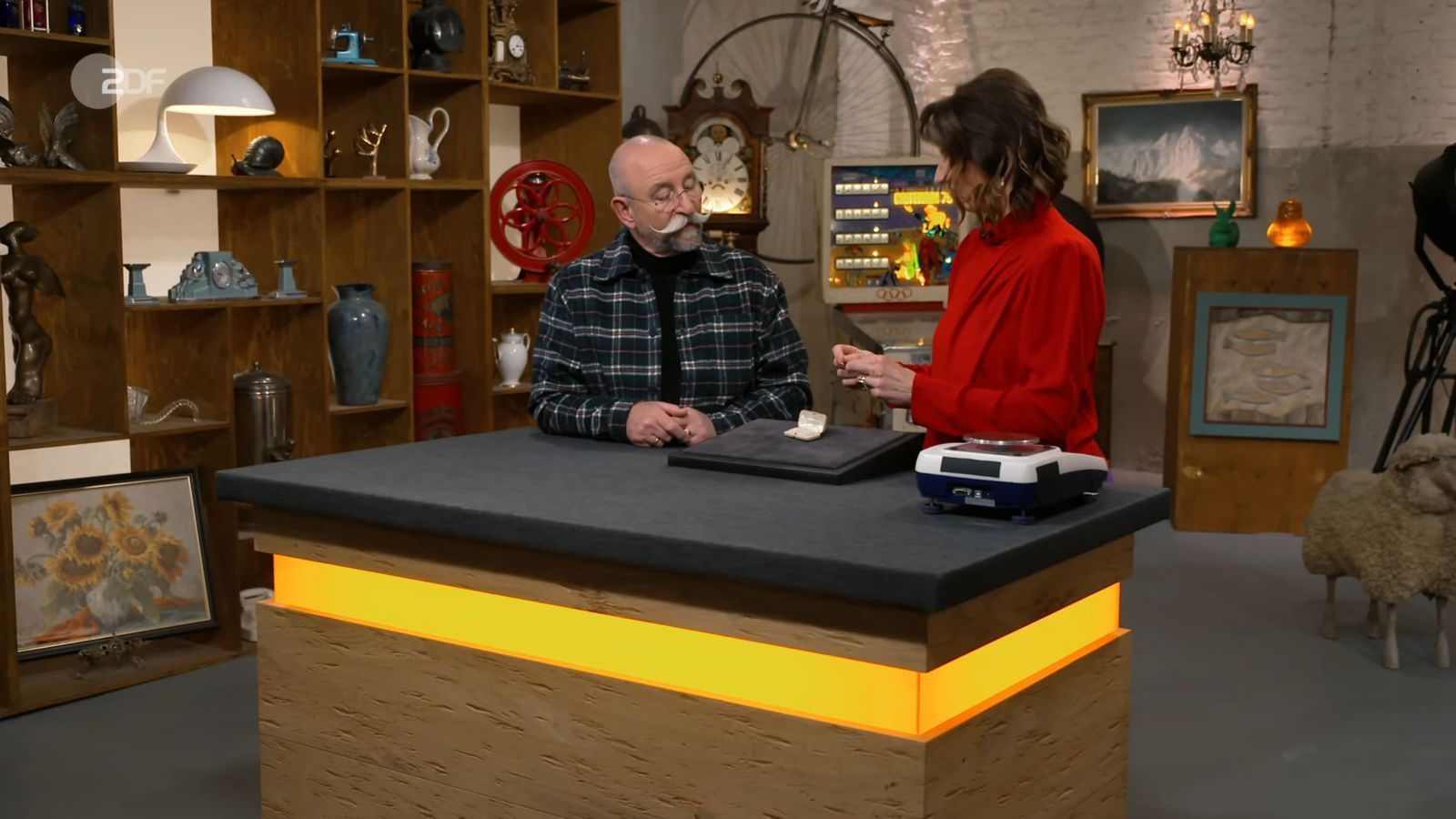 „Uiuiui!“: Derart begeistert reagierte Horst Lichter auf die Broschen, die in der Dienstagsfolge von „Bares für Rares“ präsentiert wurden. (Bild: ZDF)