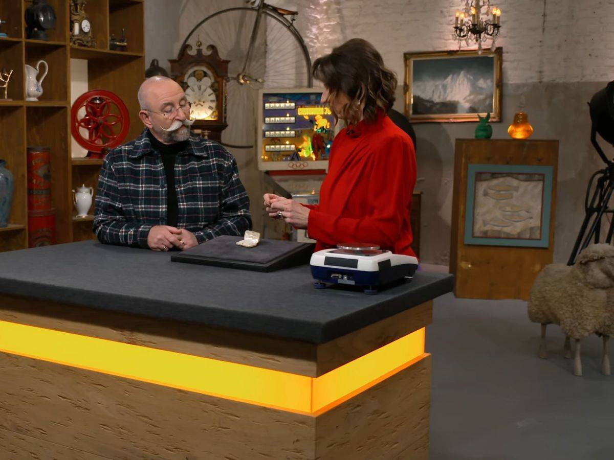 „Uiuiui!“: Derart begeistert reagierte Horst Lichter auf die Broschen, die in der Dienstagsfolge von „Bares für Rares“ präsentiert wurden. (Bild: ZDF)