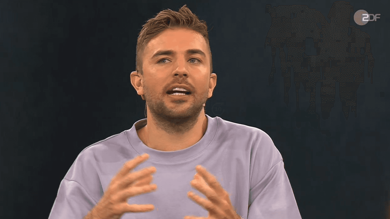 Christoph Kramer gestikuliert.