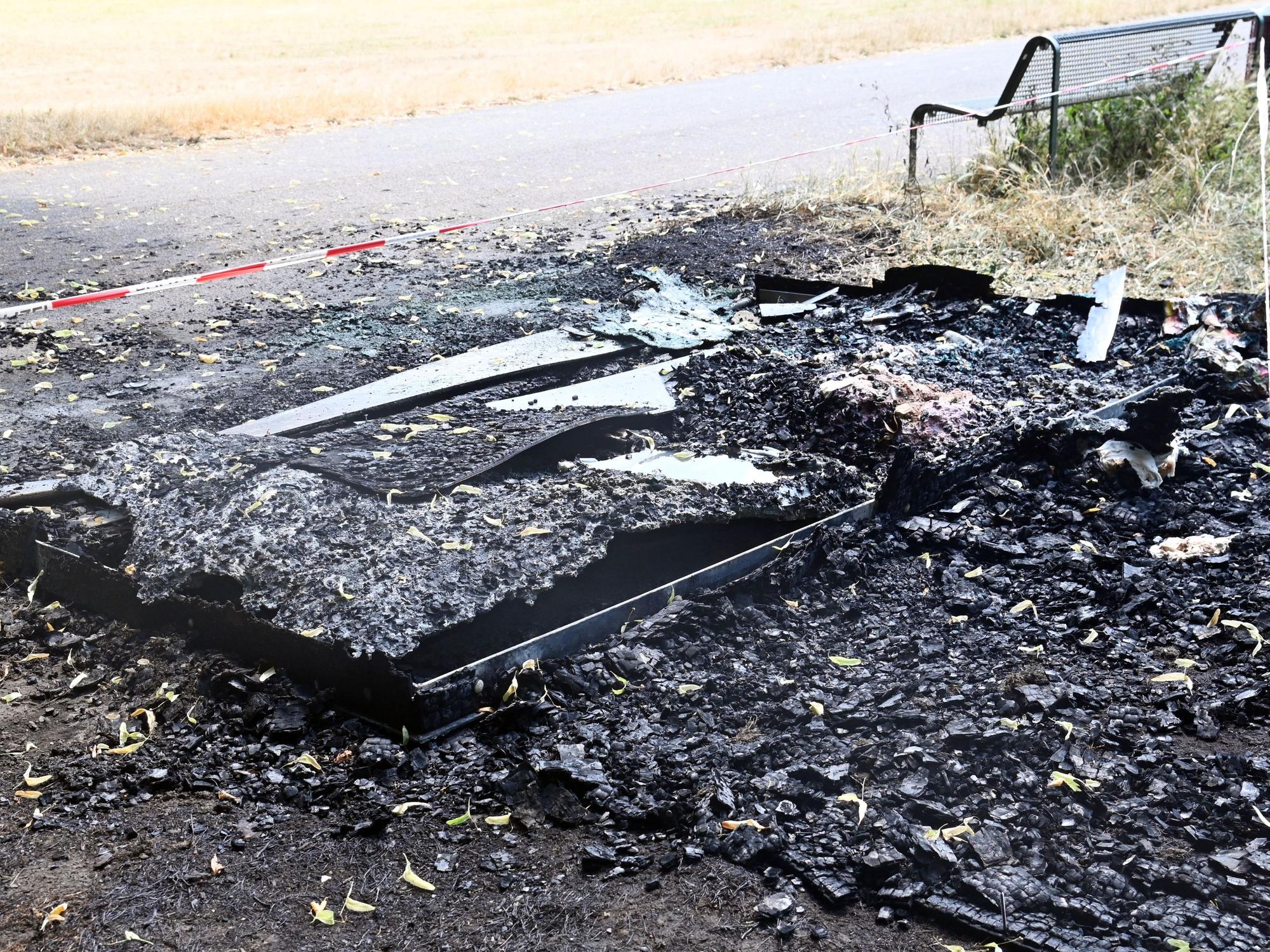 1Die mobilen Toiletten (Dixi-Klos) im Beethovenpark sind erneut abgebrannt. Es wird Brandstiftung vermutet.