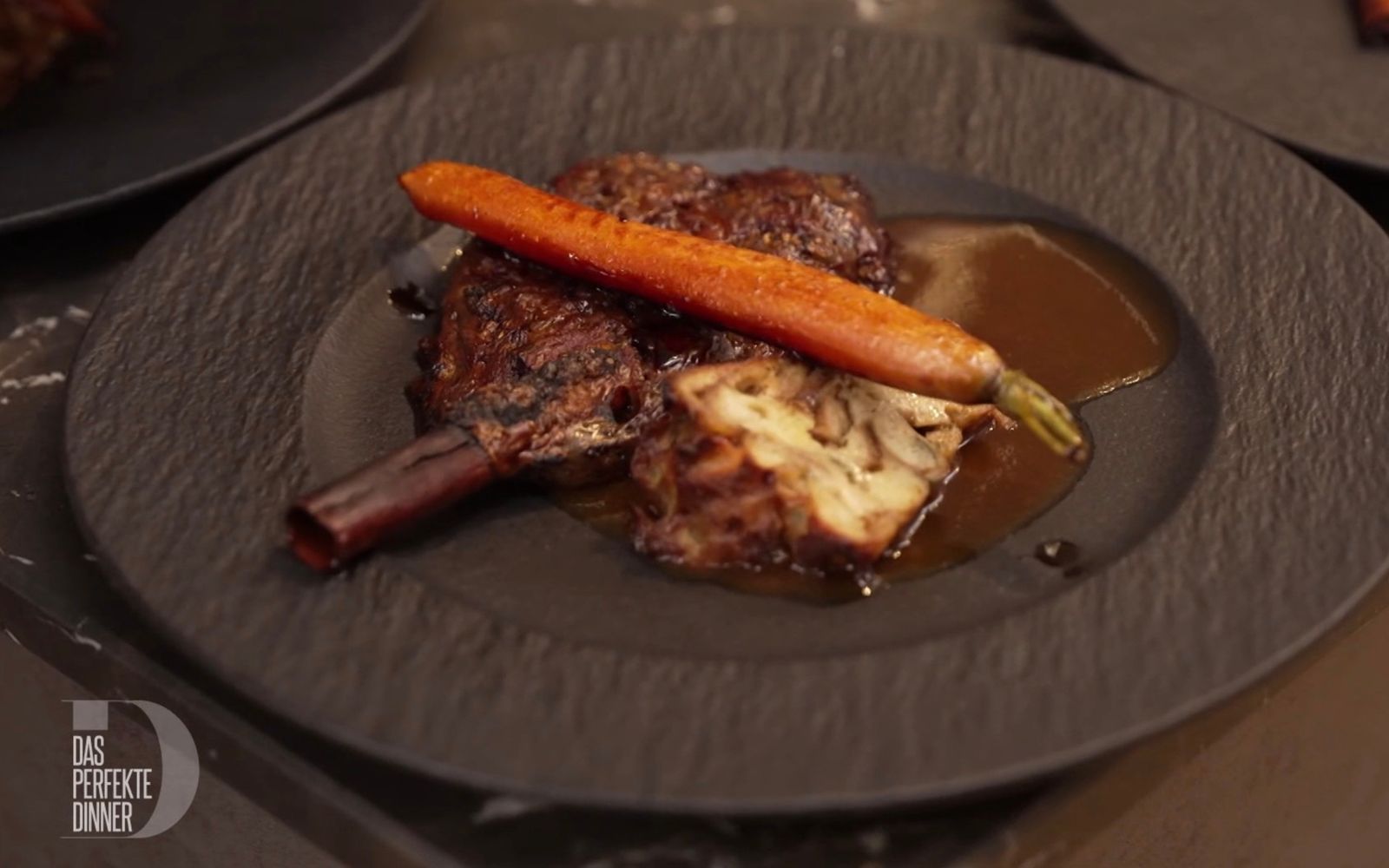 Nicks vegetarische „Keule“ mit Laugenknödel und glasierten Karotten überzeugt nicht alle. (Bild: RTL)