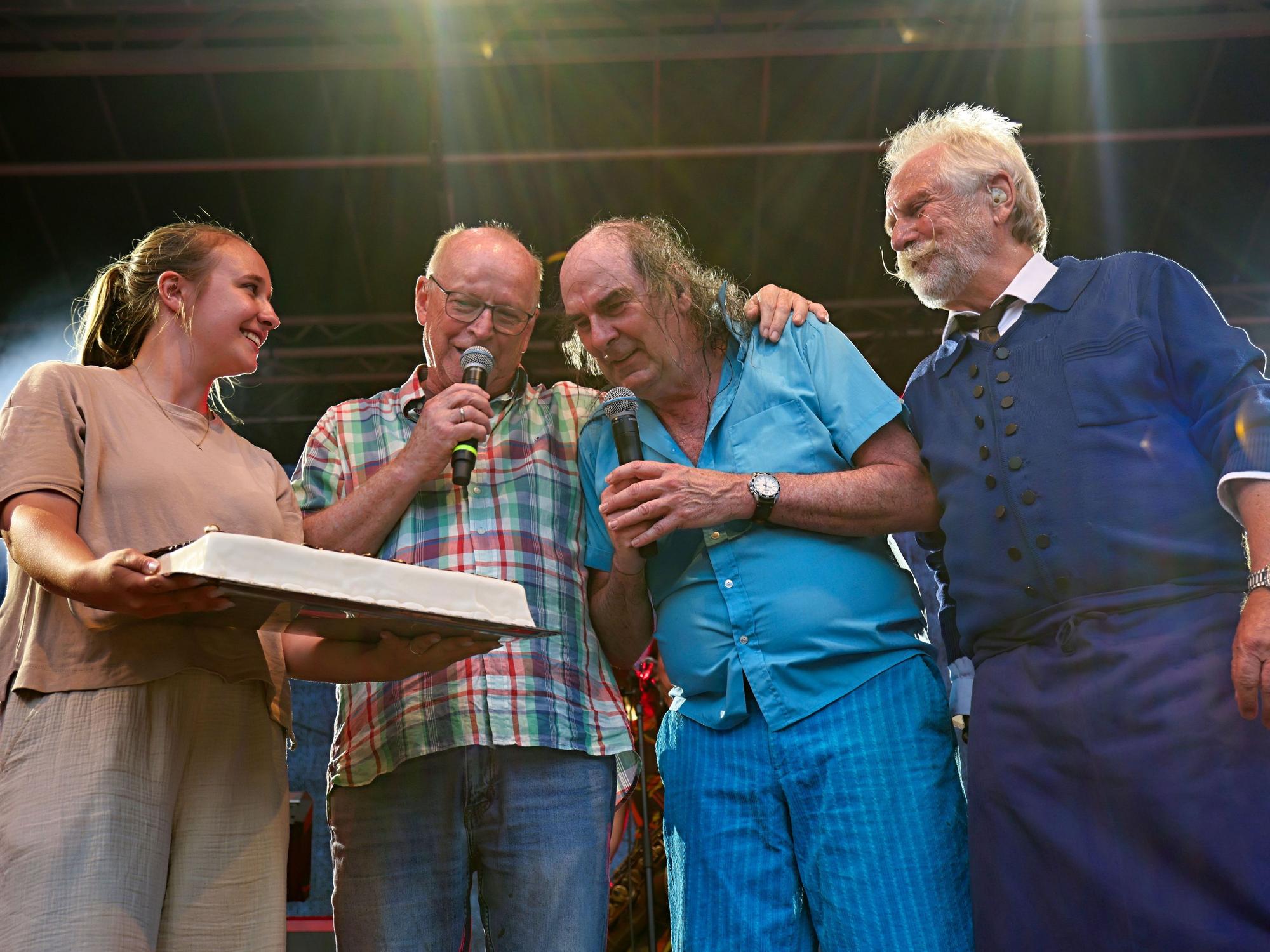 Werner Nolden überreicht Guildo Horn eine Torte.