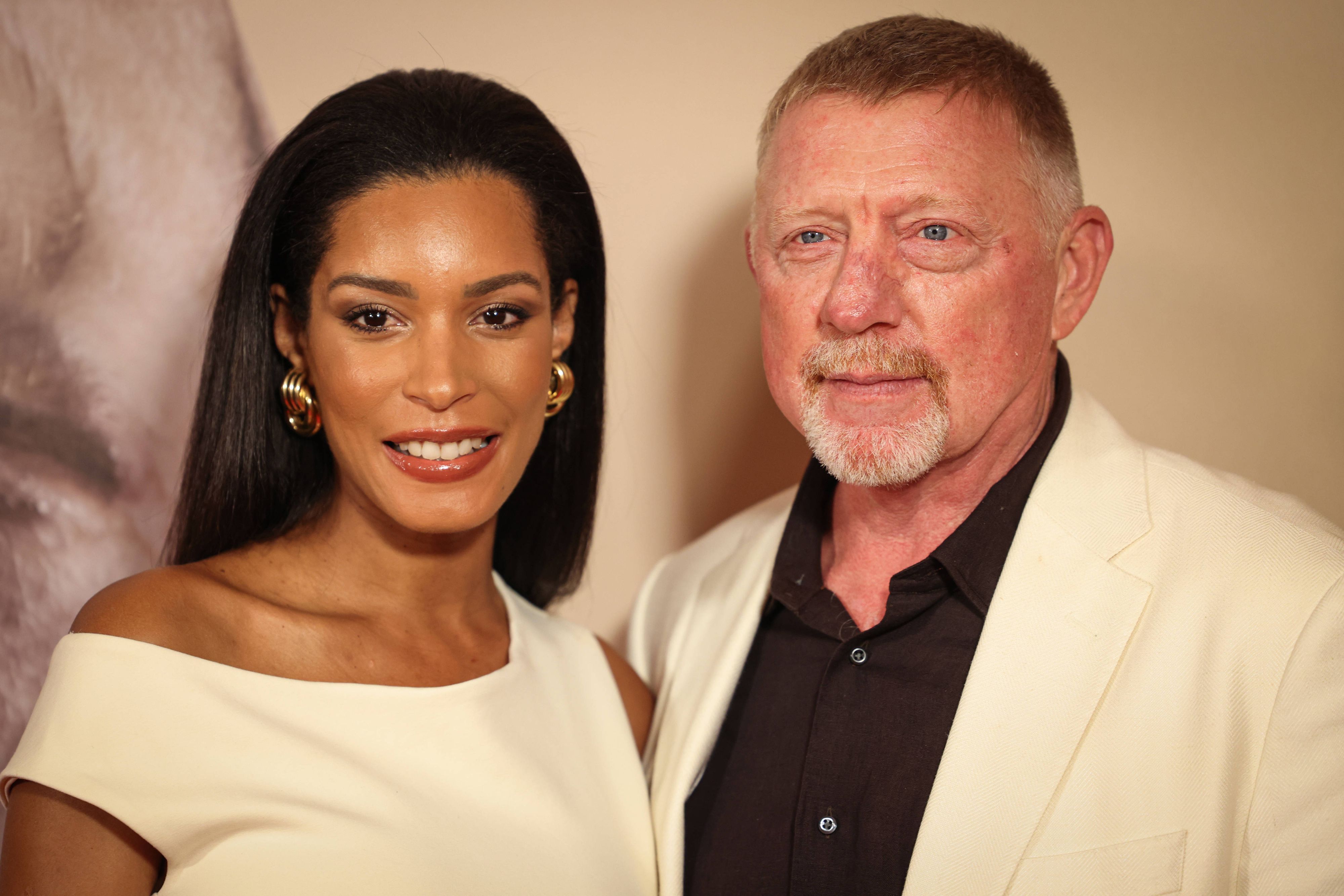 Boris Becker posiert neben seiner Frau Lilian de Carvalho Monteiro.