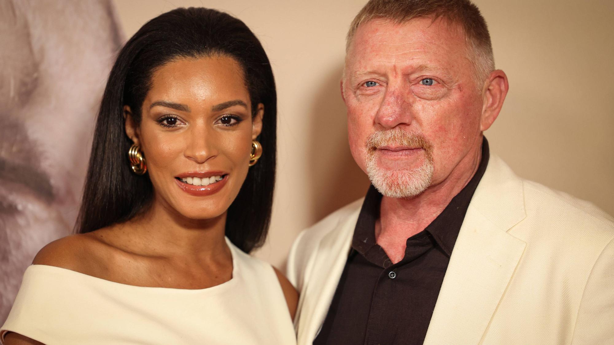 Boris Becker posiert neben seiner Frau Lilian de Carvalho Monteiro.