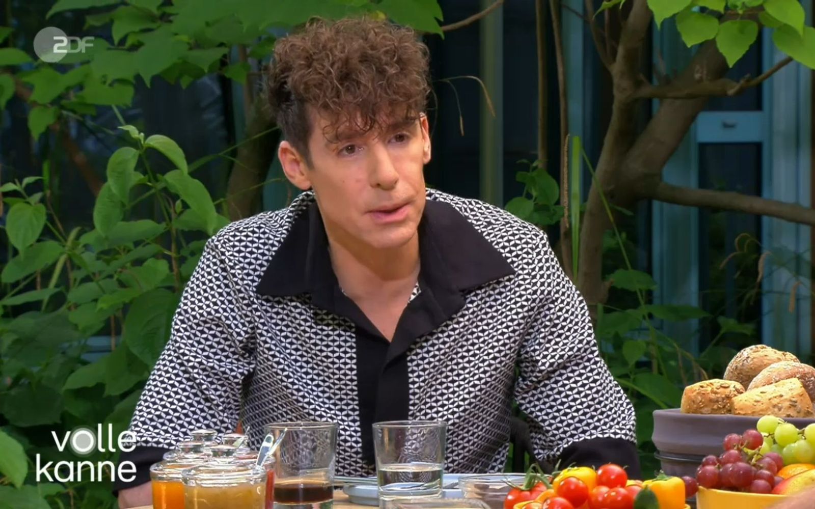 Modedesigner Kilian Kerner sprach bei „Volle Kanne“ über die schweren Monate, die hinter ihm liegen. (Bild: ZDF)