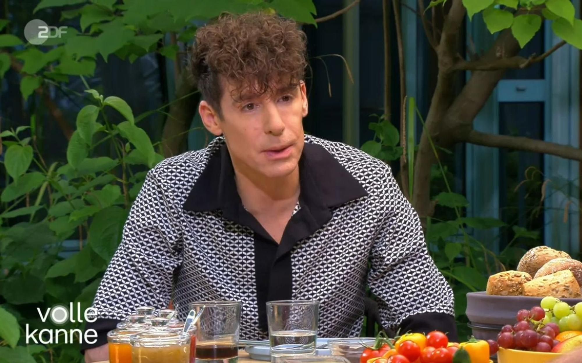 Modedesigner Kilian Kerner sprach bei „Volle Kanne“ über die schweren Monate, die hinter ihm liegen. (Bild: ZDF)