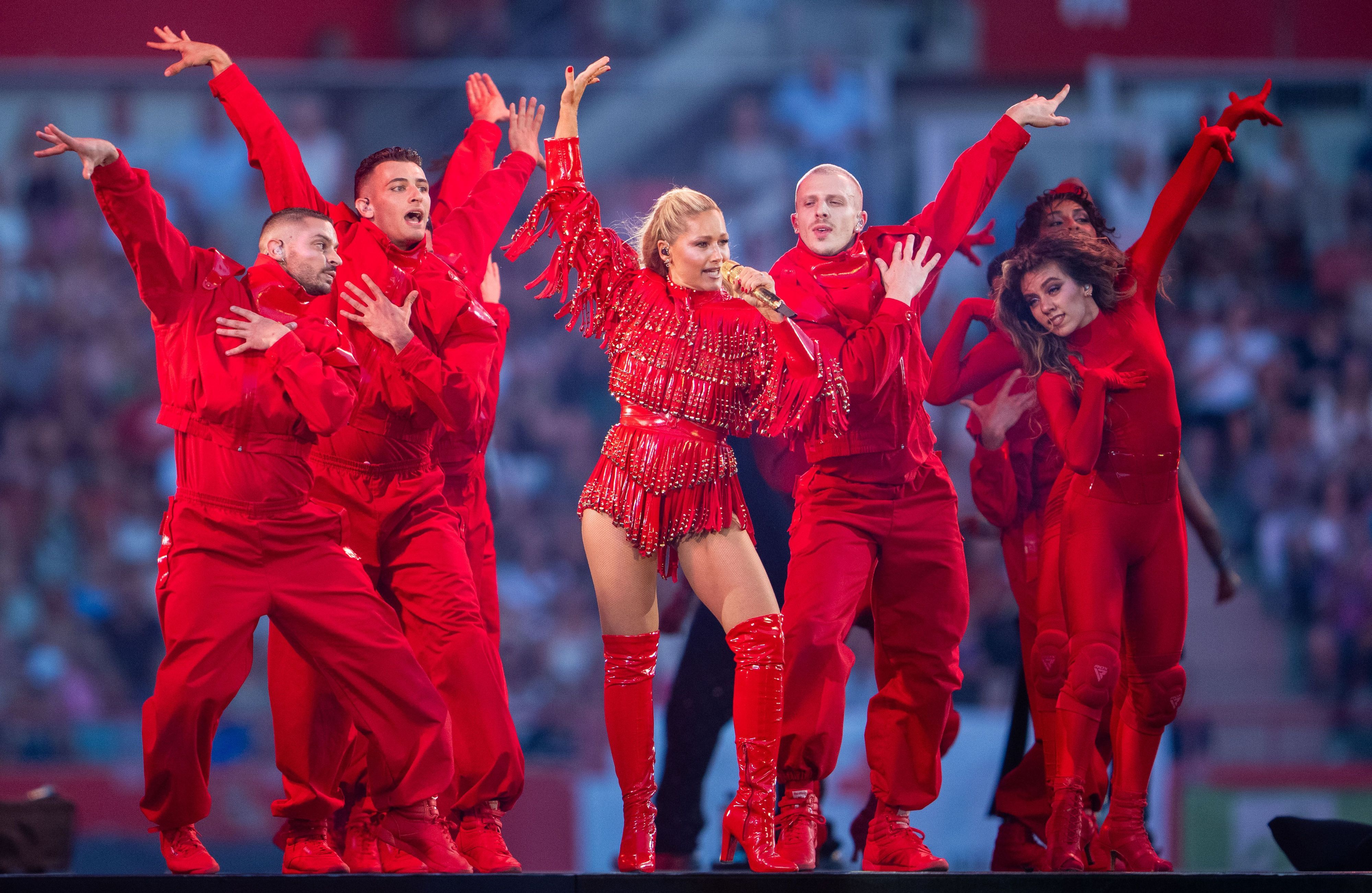 Helene Fischer tritt während ihres Konzerts im Ernst-Happel-Stadion auf.