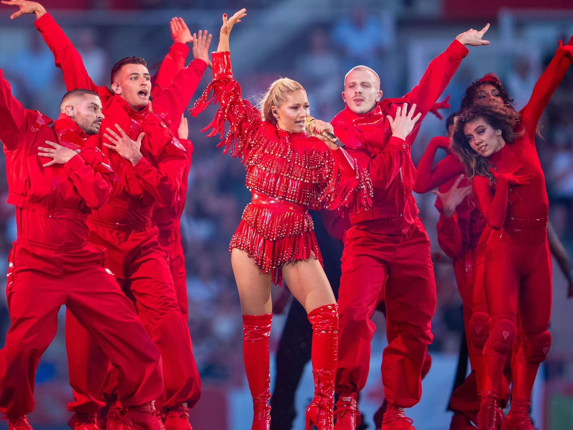 Helene Fischer tritt während ihres Konzerts im Ernst-Happel-Stadion auf.